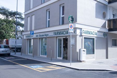 Farmacia dottor Giacomo Negro Bari - esterno della farmacia